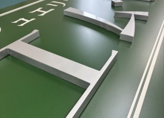 【新着情報】事例紹介｜店舗のカルプ看板と駐車場の埋め込みサインを制作・施工させていただきました！