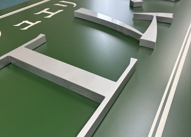 【新着情報】事例紹介｜店舗のカルプ看板と駐車場の埋め込みサインを制作・施工させていただきました！